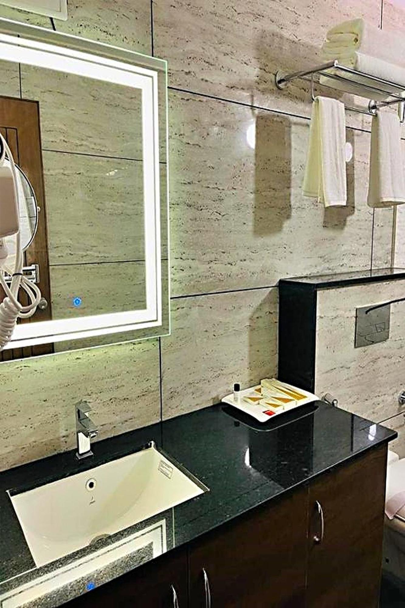Hotel Sunlight Inn Ню Делхи Екстериор снимка
